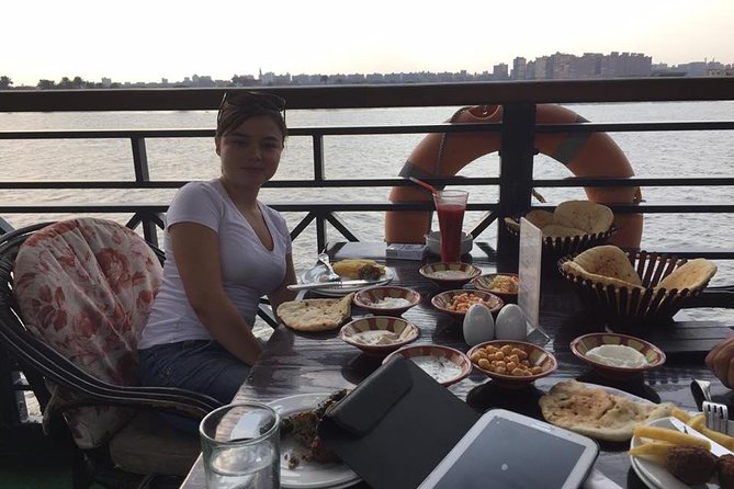 2 Hour Cairo Dinner Cruise on Nile river with live band - Comfort and expectations: how to avoid the common pitfalls