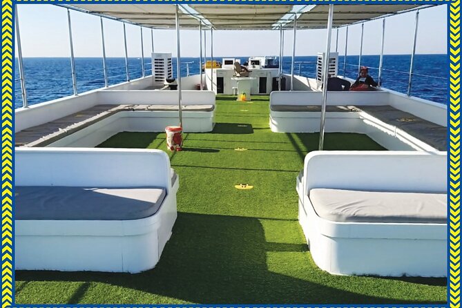 2 Hours Catamaran and Submarine with Snorkeling in Hurghada - Diver show and photos: fun moments with a tips-and-photos vibe