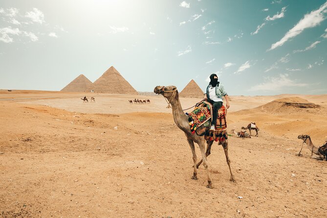 8-Hour Tour Giza Pyramids, Egyptian Museum and Cairo Bazaar - Getting from your hotel to the Giza Plateau (and why timing matters)