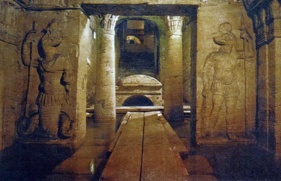Alexandria: Guided Historical Sights live Tour guide - Kom El Shokafa Catacombs: three levels of Roman burial engineering