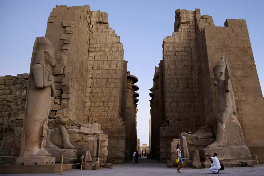 Aswan: 3-Day Nile River Cruise to Luxor with Guided Tours - Day 2: Morning Breakfast, Edfu’s Horus Temple, and Esna Lock to Luxor