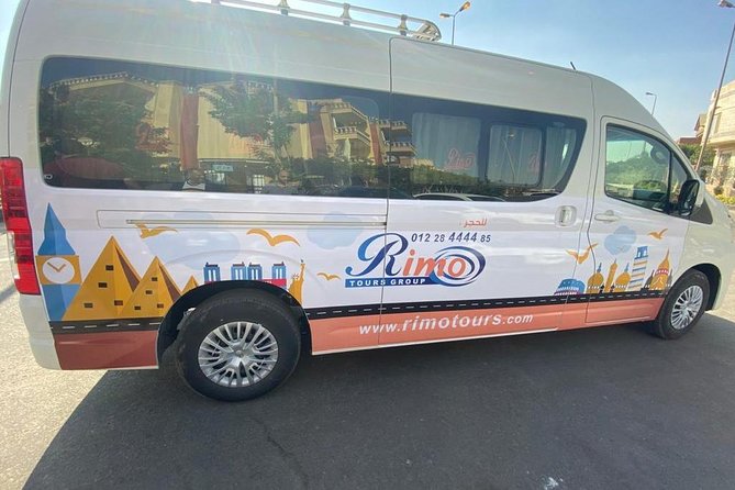 Cairo Airport Private Arrival/Departure Transfer to any address/hotel in Giza - The ride to Giza: comfort in a sedan or minivan