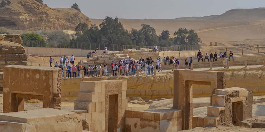 Cairo: Giza Pyramids & Museum of Egyptian Civilization Tour - Pyramids of Giza and the Sphinx: where a good guide changes everything