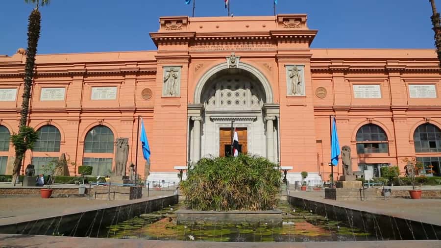 Cairo: Great Pyramids of Giza and Egyptian Museum Tour - Great Pyramids of Giza: Cheops, Chephren, and Mykerinus with real context