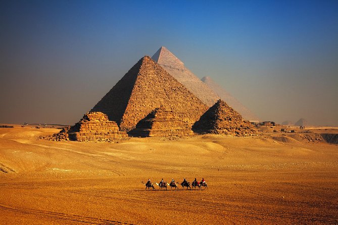 Cairo Layover Tour to Giza Pyramids Egyptian Museum and Khan Khalili Bazaar - Khafre’s Pyramid and the Great Sphinx: One View, Two Worlds