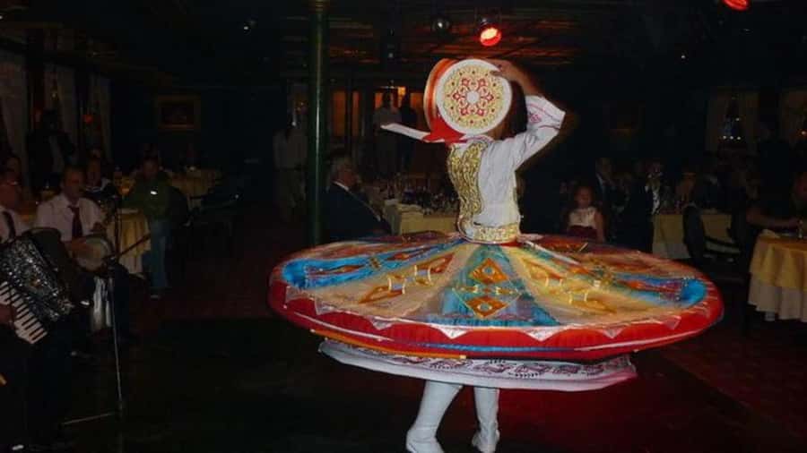 Cairo: Nile Maxim Luxurious Dinner Cruise with Dance Show - The Dinner: Egyptian Set Menu, Salad Choices, and Night Views