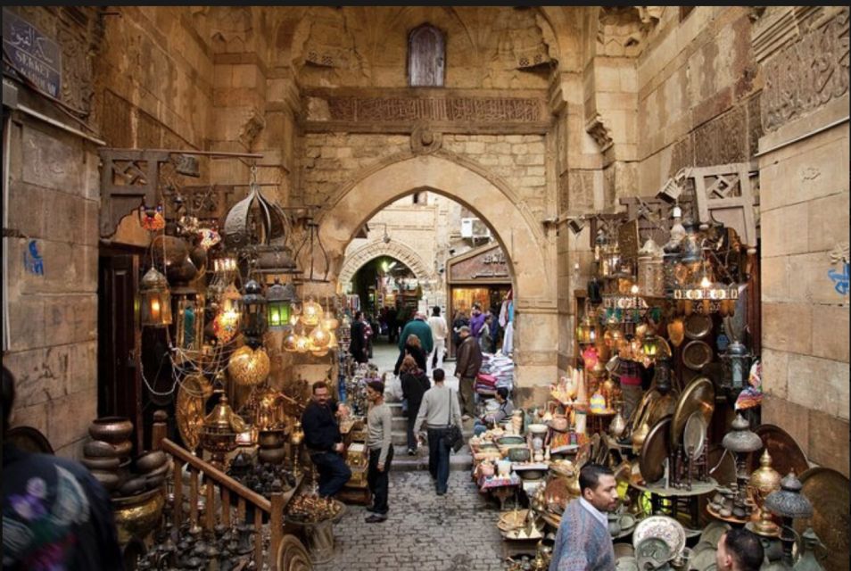 Cairo: Private Giza Pyramids, Egyptian Museum, & Bazaar Tour - The Sphinx: West-to-East and the Myth Behind the Limestone