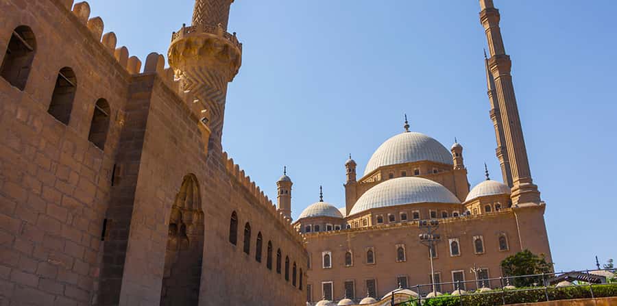 Cairo: Tour of Azhar Masjid and Cairo Islamic Sites - Al-Hussein Mosque and Beit El Seheimy: Worship and a Distinct House Setting