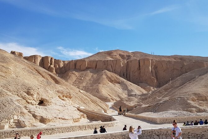 Day Tour To Luxor from Hurghada by Bus - Colossi of Memnon: quick stop, unforgettable scale