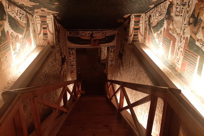 Day Tour to Luxor from Hurghada - Valley of the Kings: Tombs behind a sun-blasted first impression