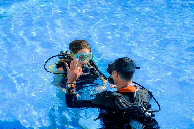 Discover Scuba Diving - Pool practice and skill coaching: learn before you go under