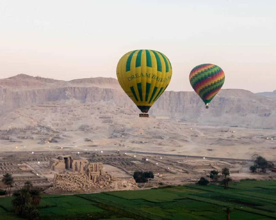 From Cairo: 5-Day Tour with Nile Cruise, Balloon, & Flights - A Nile dinner cruise night: romantic views without doing extra work