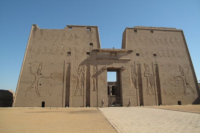 From Luxor: Overnight 5 Star Nile Cruise to Aswan with Guide - Day 2 in Edfu: The Horse-Drawn Ride and Horus Temple