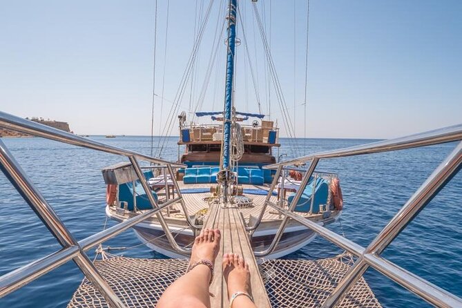 Full Day Boat Charter Rental in Sharm El Sheikh - Food and Drinks Timeline: Breakfast, Snacks, and a Seafood Buffet Lunch