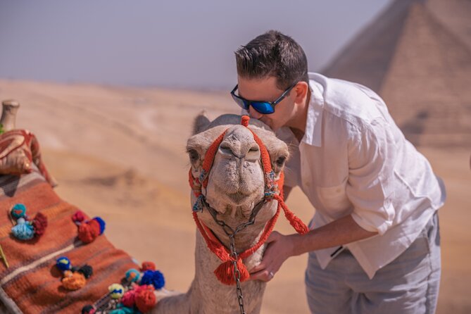 Giza pyramids with professional photography - How the photographer helps you look good with the monuments