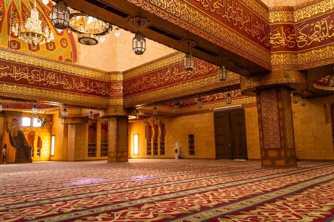 Guided City Tour, Shopping & more places in Sharm El Sheikh - Al Mustafa Mosque: the 72-meter minarets and famous carved dome