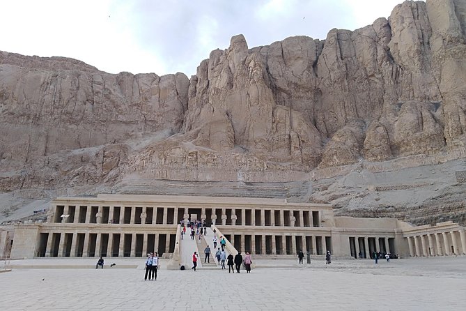 Guided Trip To the West Bank In Luxor - Colossi of Memnon: the quick stop that still counts