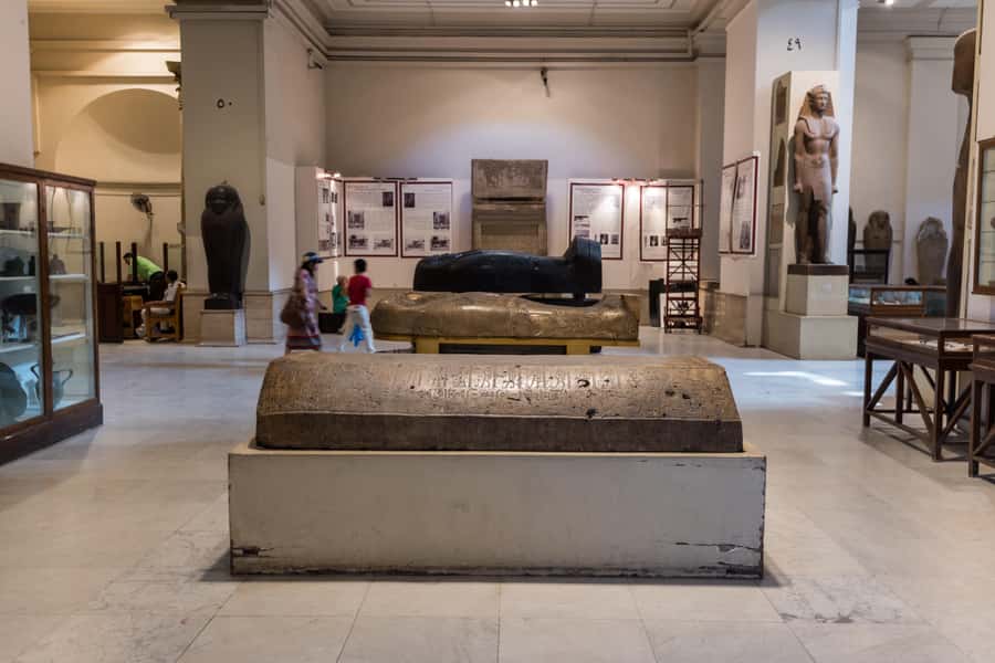 Hurghada: Cairo Pyramids, Sphinx, Museum & Bazaar Day Tour - Giza Plateau: seeing the Great Pyramid and the mortuary temples in context