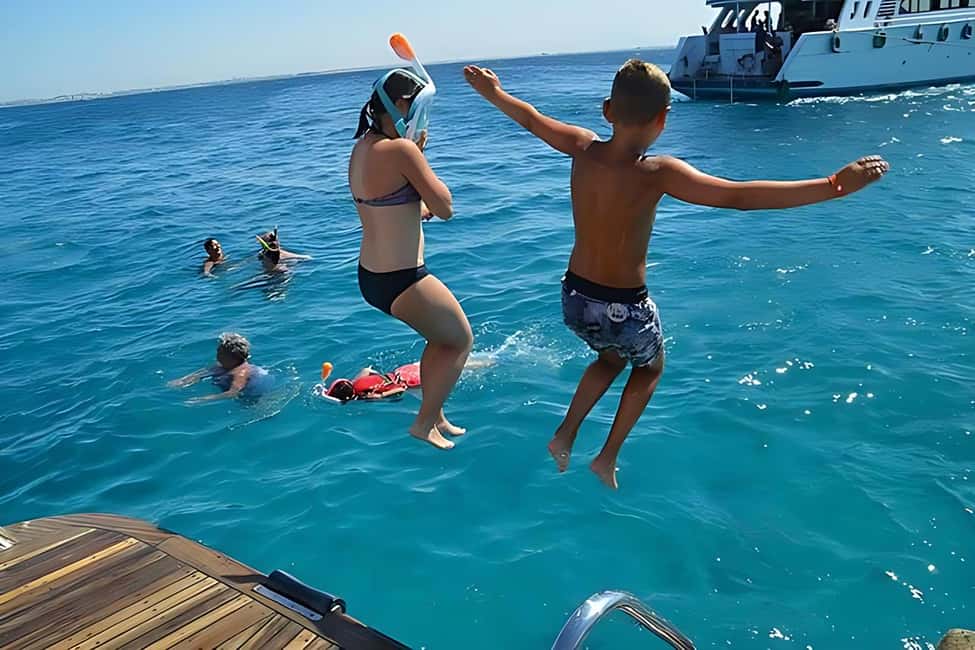 Hurghada: Dolphin Cruise with Snorkeling & Buffet Lunch - On-Board Lunch, Drinks, and the Comfort Factor Between Swim Stops