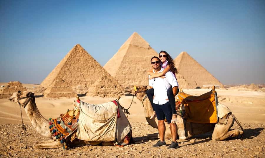 Hurghada: Giza Pyramids, Sphinx, Museum & Old Souq Day Trip - Giza Plateau: Great Pyramid Views Without Getting Lost