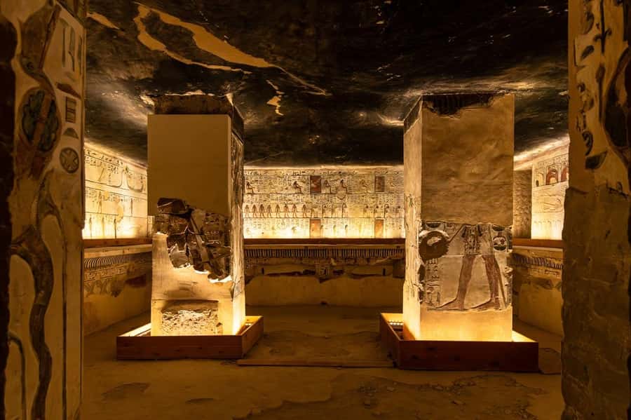 Hurghada: Luxor Guided Full Day trip with Tut Tomb & Lunch - Luxor Temple photo stop: quick Nile-side context