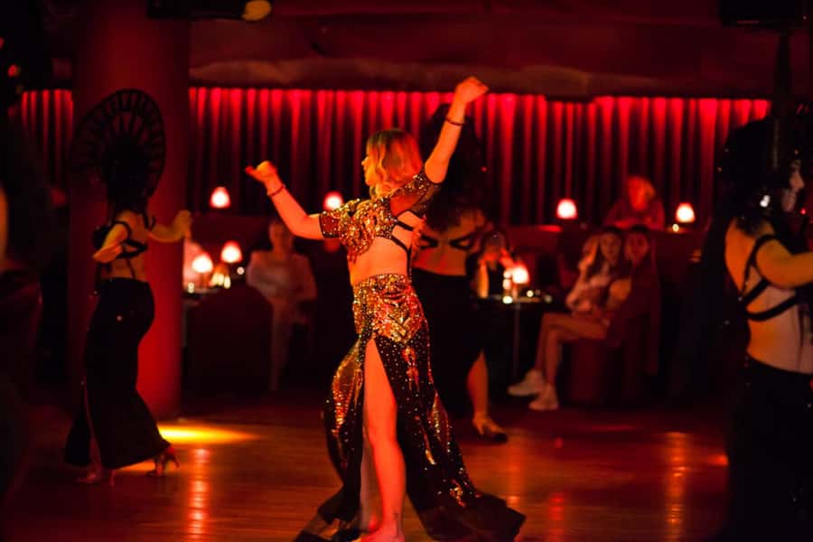 Hurghada: Naz Cabaret ticket with beverages - Inside the Night: Live Jazz, Dancers, and 1940s Style