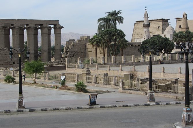 Luxor Full Day Private Tour: West Bank & East Bank - Temples & Tombs - Colossi of Memnon: a photo stop with a story attached