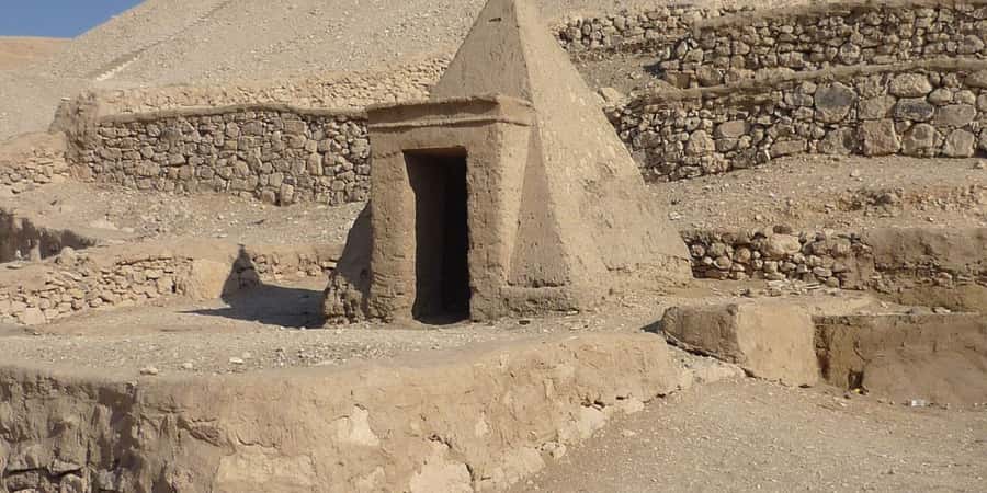 Luxor: Habu, Deir El Medina, Shared tour, Guide, and Lunch - Colossi of Memnon: a final dose of scale and the acoustic myth