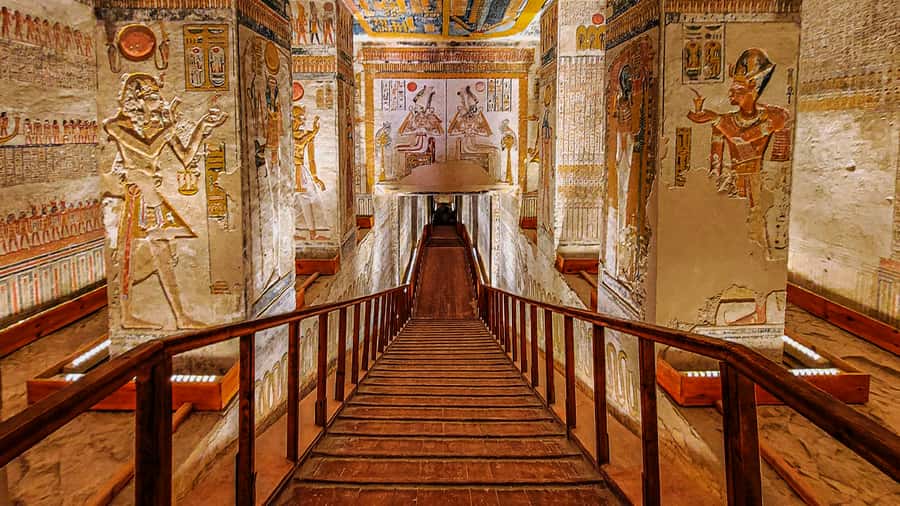 Luxor: Medinet Habu, Deir el-Medina & Valley of Queens Tour - Private Guide Quality: The Difference Between Knowing and Understanding