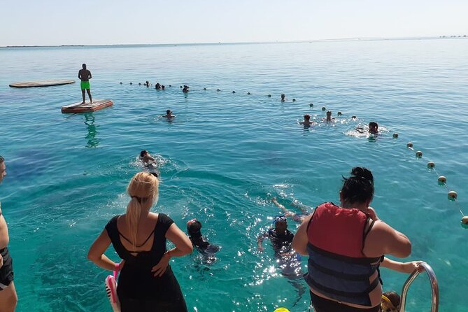Panorama Semi Submarine Tour & Snorkeling Sea Trip With Transfer - Hurghada - The divers show: quick entertainment with a real purpose