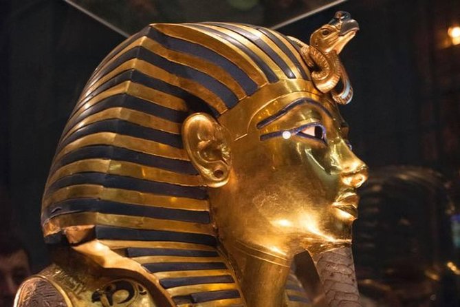 Private Cairo Egyptian Museum Tour with Lunch - What a great Egyptologist guide does in a museum full of artifacts