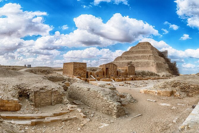 Private Day Tour Pyramids Giza, Sakkara and Memphis City - Stop 1 in Giza: smooth pickup and a calm start