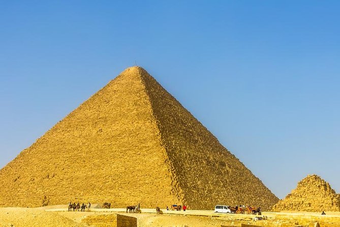 Private Day Tour to Giza Pyramids and Egyptian Museum from Cairo with Guide - Camel ride on the Giza plateau: the classic view, clearly time-boxed
