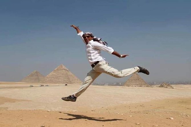 private guided tour Giza Pyramids,Sphinx and Egyptian Museum - Panoramas and photo angles near Chephren and Menkaure