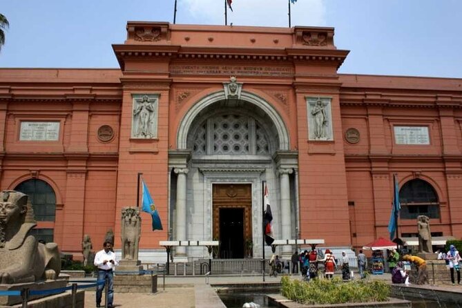 Private Guided Tour: Pyramids, Museum & Khan with Lunch & Drinks - Giza pyramids: how the stops are set up for photos and context