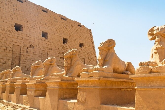 PRIVATE! Luxor Day Trip With Lunch And All Fees Included! - Colossi of Memnon: a short stop that still feels monumental