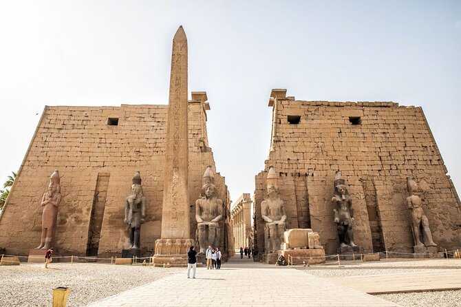 Private Tour foll day to East and West Banks of Luxor - Colossi of Memnon: fast stop, big scale