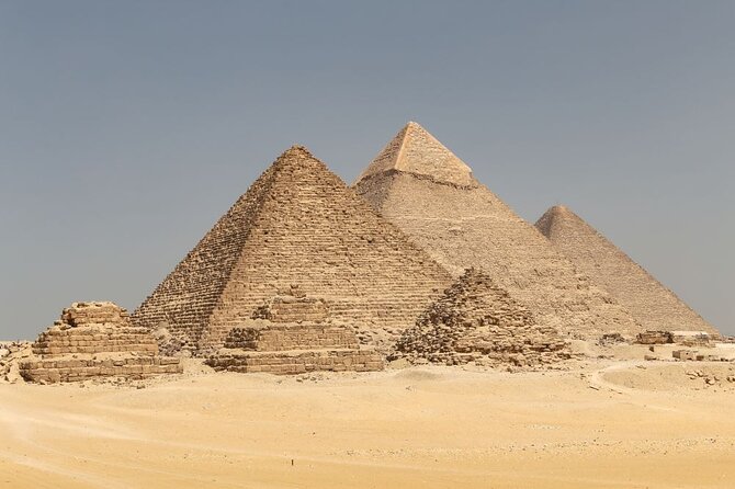 Private Tour to Pyramids, Egyptian Museum & Khan El Khalili - Giza Plateau and Pyramids of Giza: Getting Your Bearings on a Vast Site