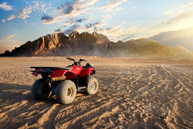 Safari at the pyramids - Small Group Size and the Guide Experience (Safety + Flow)