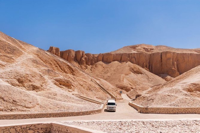 Shared Day Tour to Valley of the Kings &Hatshepsut Temple&Memnon - Entering the Valley of the Kings: three tombs, smart focus
