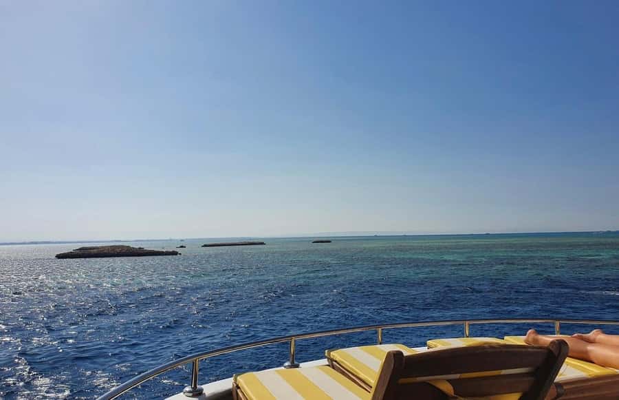 Sharm el-Sheikh: Premium Ras Mohammed & White Island Cruise - The buffet lunch and drink setup