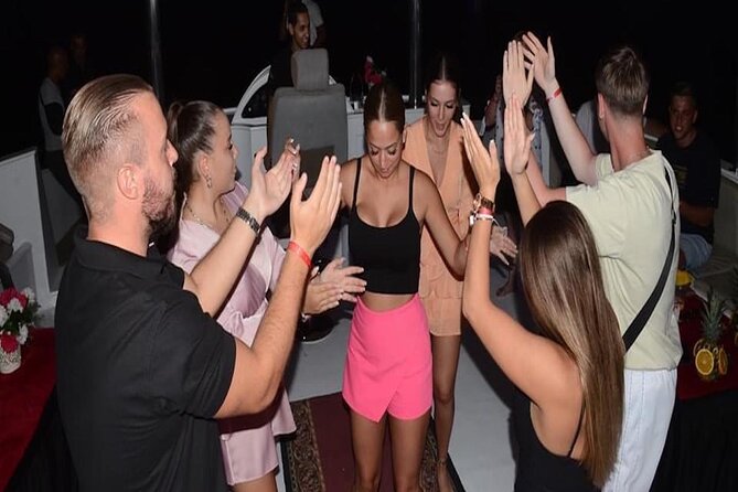 Yacht Cruise with Dinner & Oriental Show - The sunset yacht plan: what you’re actually buying