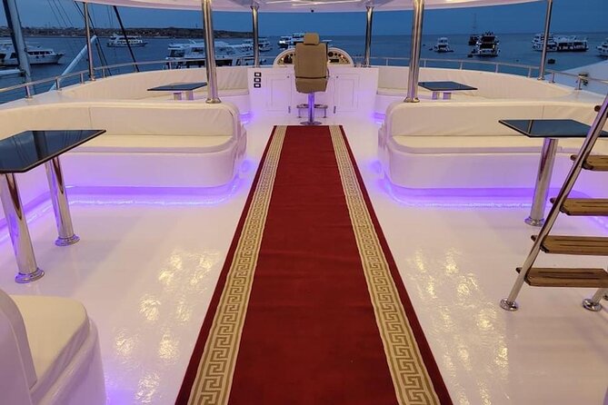 Yacht Cruise with Dinner & Oriental Show - Dinner on the water: menu options and what to expect